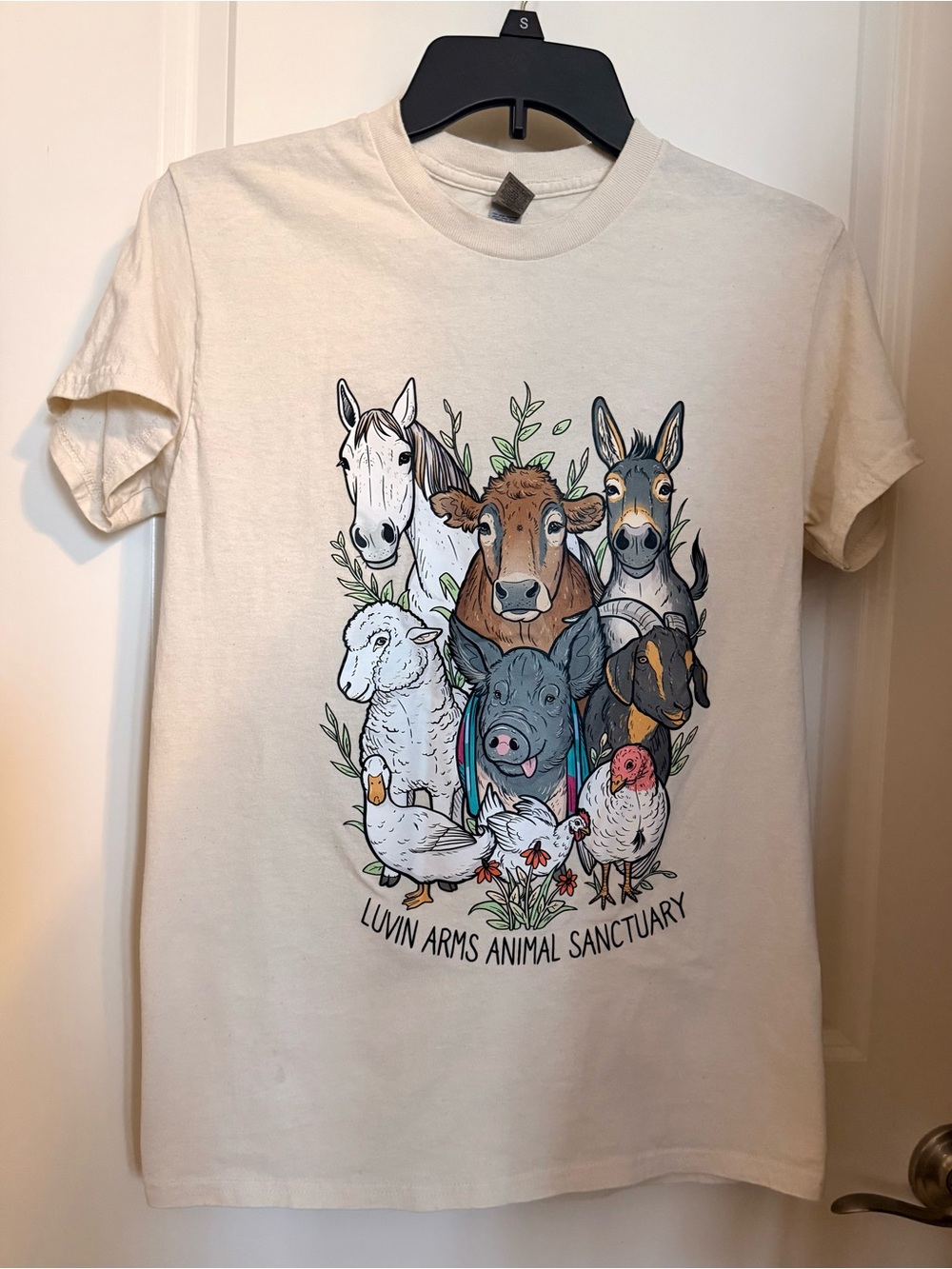 Women’s Luvin Arms Animal Sanctuary Farm Animals Graphic T-Shirt Size Small NWOT